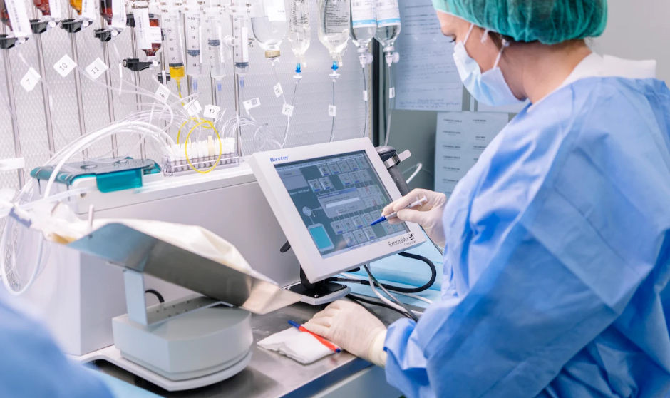  Farmacéutcia trabajando en el hospital. Un estudio en Farmacia Hospitalaria refleja que la evaluación de medicamentos off-label se cuadruplica en cinco años para garantizar el acceso a terapias