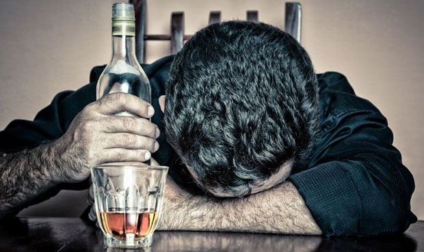 El alcoholismo está ligado a la demencia temprana