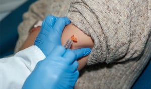  Personal sanitario vacunando a un paciente. El alzhéimer cae entre los mayores con esta dosis de vacuna de la gripe