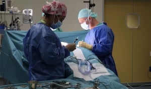 El atasco quirúrgico de la sanidad española se duplica en dos décadas
