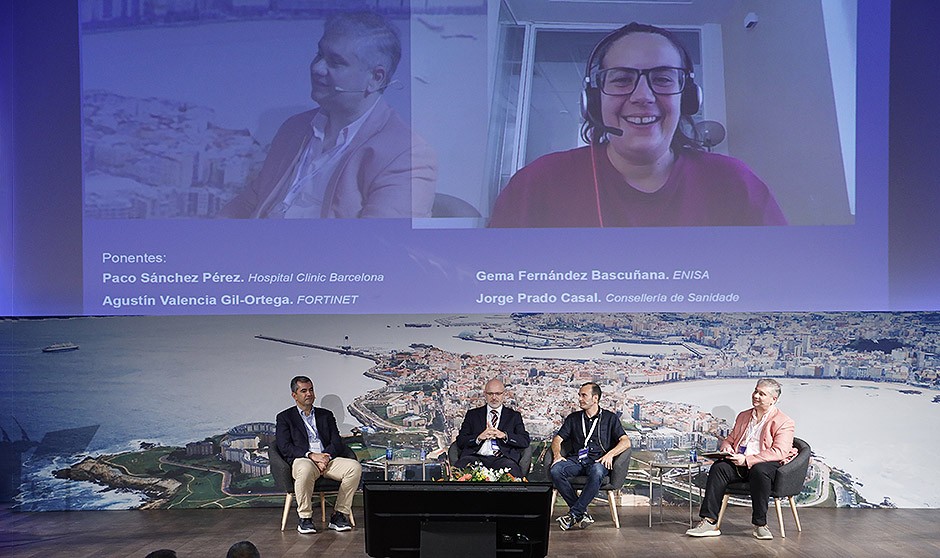 Momento de la mesa de debate 'Ciberamenazas. Un problema real que no solo afecta al sector TIC'  en el '40 Seminario de Ingeniería Hospitalaria'