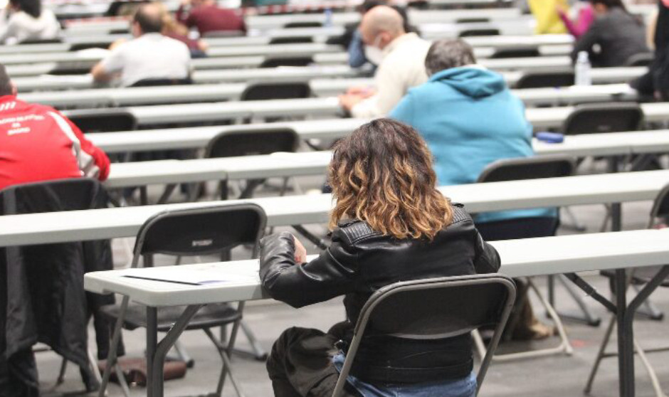  Una mujer hace un examen de una oposición. 