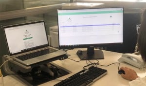 Una sanitaria accede al portal online del Biobanco del SAS, enfocado a compartir información entre investigadores.