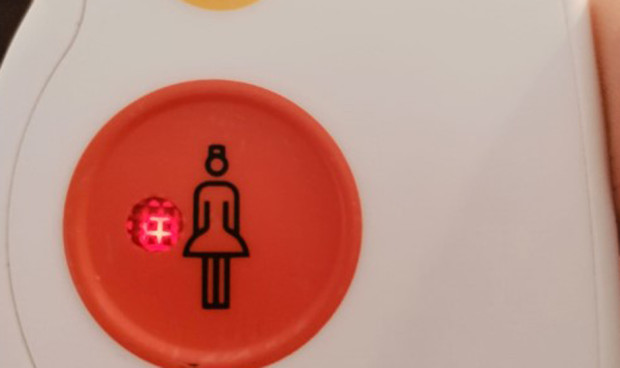 El CGE pide a los hospitales españoles que quiten ese tipo de botones para dar una imagen real de las enfermeras del siglo XXI