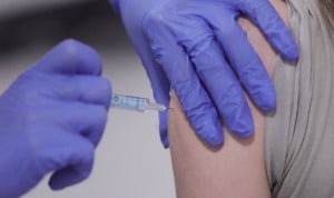El brazo en el que se aplica la vacuna covid de refuerzo marca su inmunidad