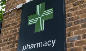 Largas colas y falta de suministro de vacunas afectan al proceso de inmunización contra la patología en suelo británico.