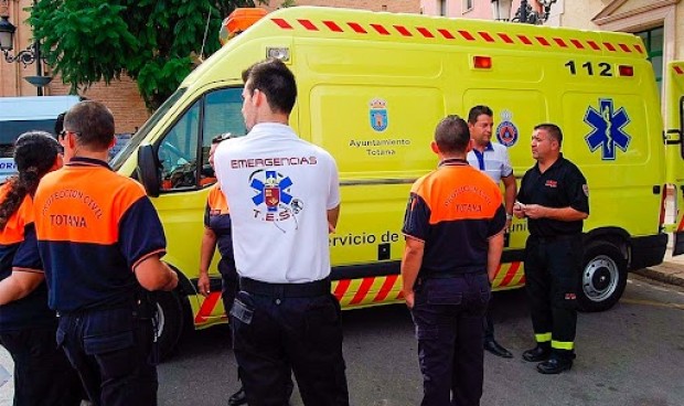 Las olas de verano y sus altas temperaturas urgen a un cambio en la vestimenta de médicos y enfermeras que trabajar atendiendo urgencias en la calle