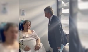 Miguel Ángel Revilla visita a un paciente en un hospital y le dedica una canción