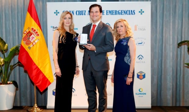 El cardiólogo Borja Ibáñez, distinguido con la Cruz Azul Zendal-Balmis