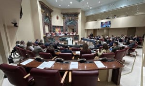 El presidente del Gobierno de la Región de Murcia, Fernando López Miras, rebate las críticas de la oposición ante el caso de las prótesis