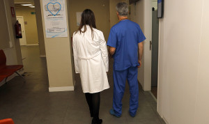 El 'cerco' a la gestión privada sondea una huida de médicos a la privada