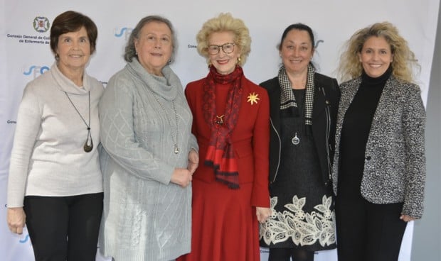 Foto de familia de las jornadas del CGE en las que se aborda la importancia de la nutrición en enfermería.