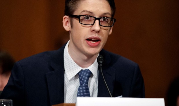El chico que pasó de su madre antivacunas deja mal a Facebook en el Senado