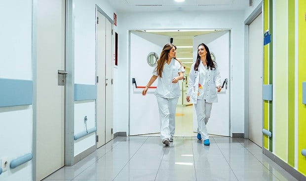 Una enfermera y un médica residentes comentan la evolución de la relación entre ambas profesiones.