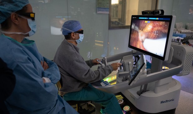 El Clínic, primer hospital público multiespecialidad de España que opera con el robot Hugo