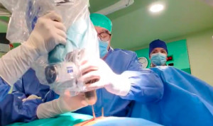 Un momento de la intervención realizada en el Hospital Clínico 'Lozano Blesa' de Zaragoza.