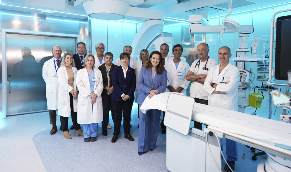 La consejera de Sanidad, Fátima Matute, inaugura la nueva sala sin radiación de Cardiología Intervencionista en el Hospital Clínico San Carlos. 
