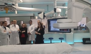 La consejera de Sanidad, Fátima Matute, en el nuevo quirófano híbrido del Hospital Clínico San Carlos.