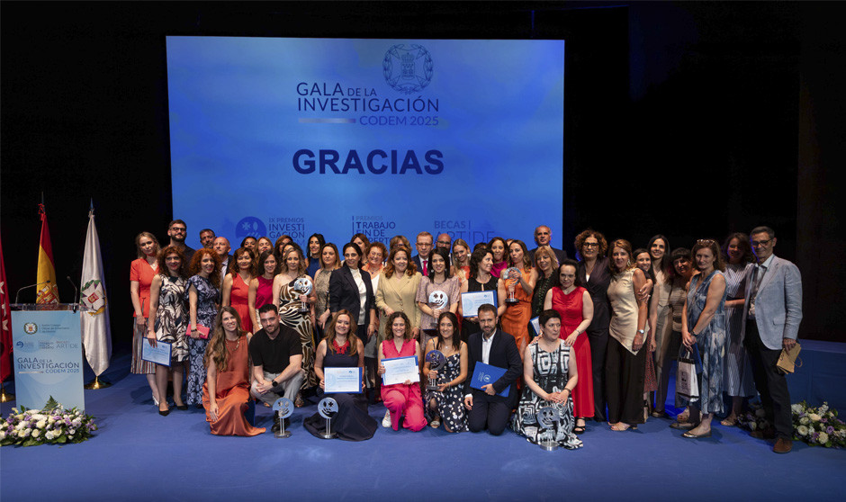 Foto de familia de premiados, finalistas y autoridades al finalizar la Gala de la Investigación 2025 del Codem. 