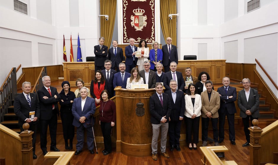La delegación de la OMC presenta el Código de Deontología Médica en Las Cortes de Castilla-La Mancha. 