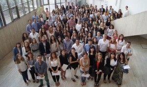 El Colegio de Médicos de Alicante entrega los carnés a 200 nuevos MIR