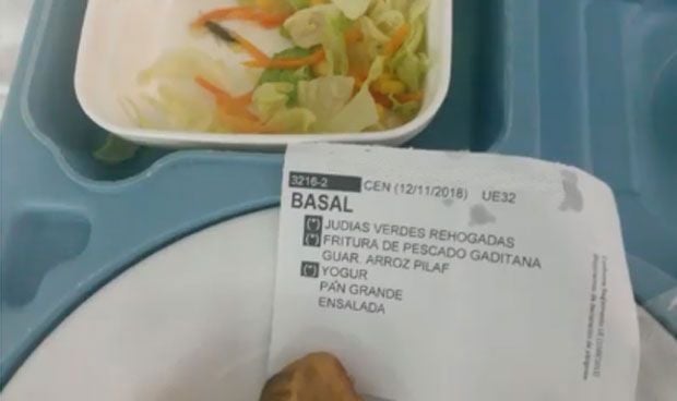 El colmo de una paciente en el hospital: encontrar un insecto en su comida