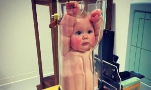 El inquietante prototipo para que el bebé no se mueva en una radiografía