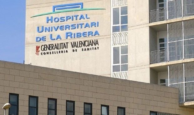El comisionado del Hospital de la Ribera pide a Sanidad dejar el cargo