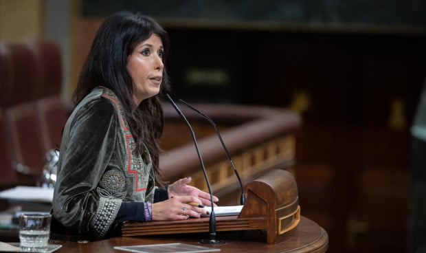 Martina Velarde, diputada de Podemos, que ha defendido la jubilación sin recortes para sanitarios con largas carreras