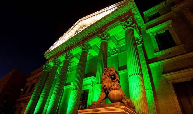 El Congreso de los Diputados se ilumina para homenajear a los farmacéuticos