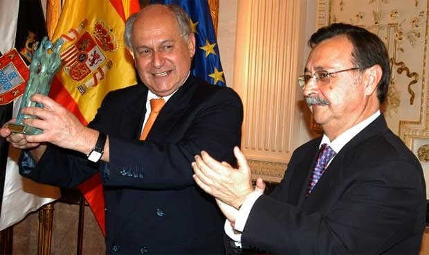 El consejero de Salud andaluz tiene el Premio Convivencia muy cerca