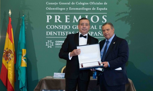 El Consejo General de Dentistas premia a la Fundación AMA por su compromiso en favor de los colectivos más desfavorecidos.