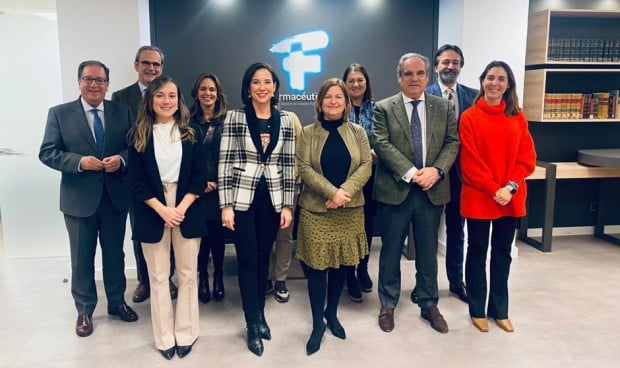 Foto de familia del Consejo de Farmacia y Muface para formalizar el nuevo convenio