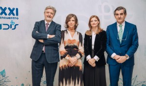 Marta Villanueva y Elena Carrasposa valoran, junto con otros miembros de la Fundación, la incorporación del CGCOP en IDIS como Patrono de Libre Designación.