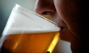 El consumo de alcohol es el mayor factor de riesgo de la demencia precoz