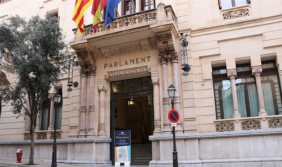 El Parlamento balear ha aprobado una PNL en la que insta al Ministerio de Sanidad ha establecer contratos puente de 3 años de duración a los MIR en aquellas CCAA donde han estudiado