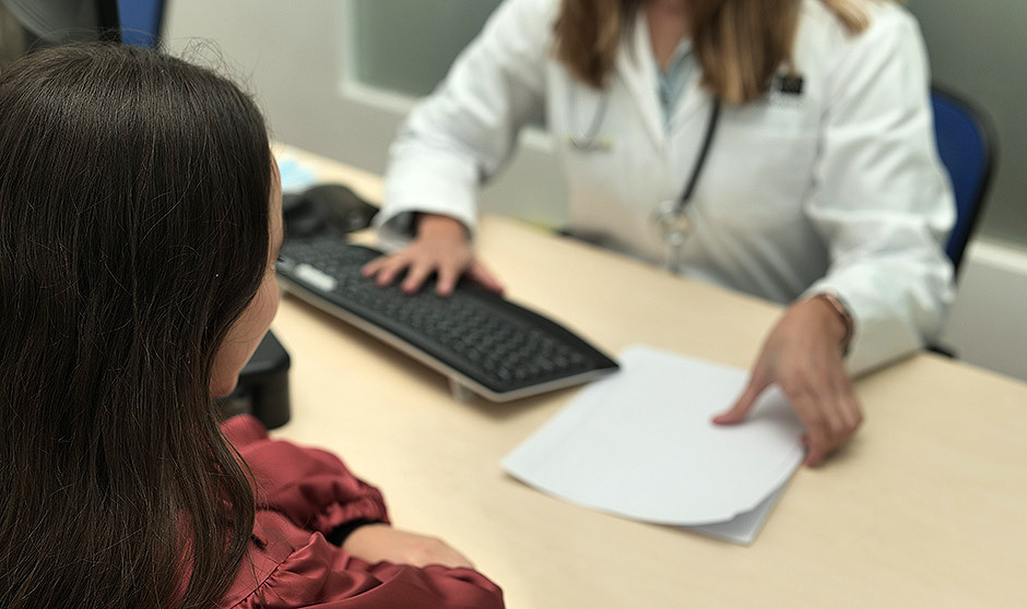 Un médico de Familia explica a una residente que los pacientes que ven en consulta no son motivos, sino personas.