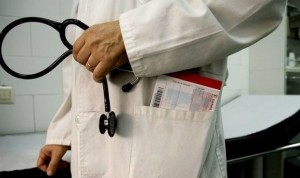 Contratar a un médico o enfermero es 440 euros más caro que hace un año 