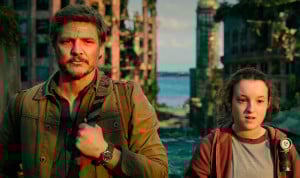 Los dos protagonistas de 'The last of us', serie que recrea un mundo apocalíptico por la incapacidad de tratar los efectos de un hongo, pelea que hace el CSIC