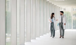  Médicos andando por un pasillo de un hospital. El decálogo para convivir con un médico: "No preguntes por la guardia"