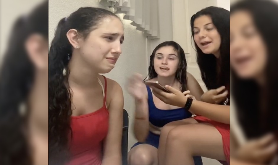 Alejandra graba en un vídeo en TikTok su reacción a las notas de la evau