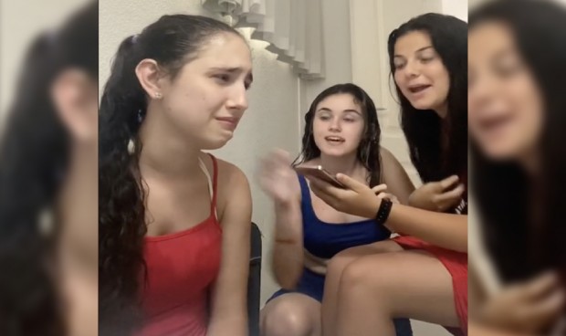 Alejandra graba en un vídeo en TikTok su reacción a las notas de la evau