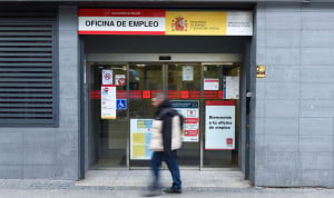  Una persona pasa al lado de una oficina de empleo. El embudo médico agravará el paro en 2035 al frenarse las jubilaciones
