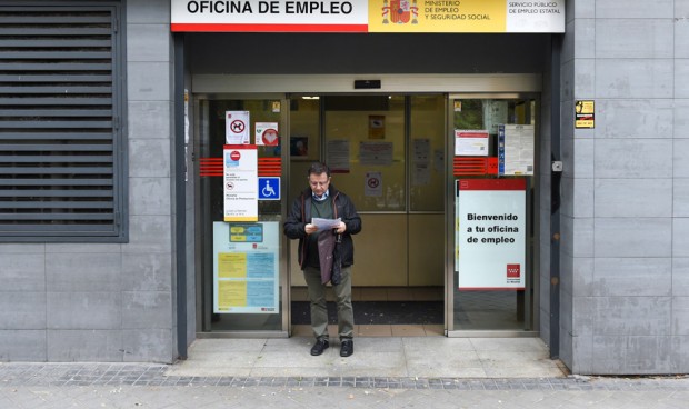 El empleo sanitario se frena en seco pero supera los 2 millones de ocupados.