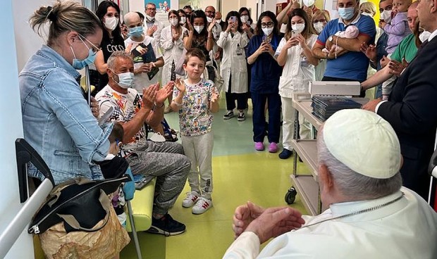  El Papa durante la visita al Servicio de Oncología y Neurocirugía Pediátrica aprovechando su ingreso en el hospital. 