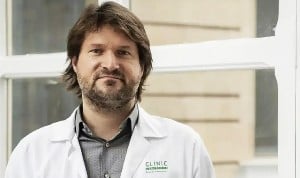 El investigador, Yaroslau Compta, expone en Redacción Médica los resultados del ensayo clínico para el párkinson.