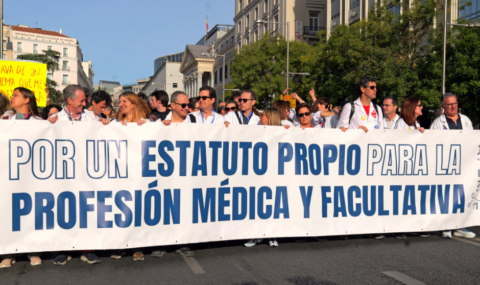 Los lectores premium de Redacción Médica votan sobre el Estatuto médico propio. 