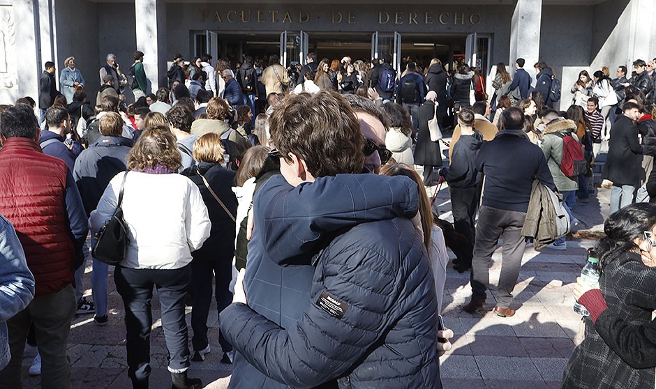 Empieza el examen MIR 2024 con los nervios y la emoción a las puertas de la facultad