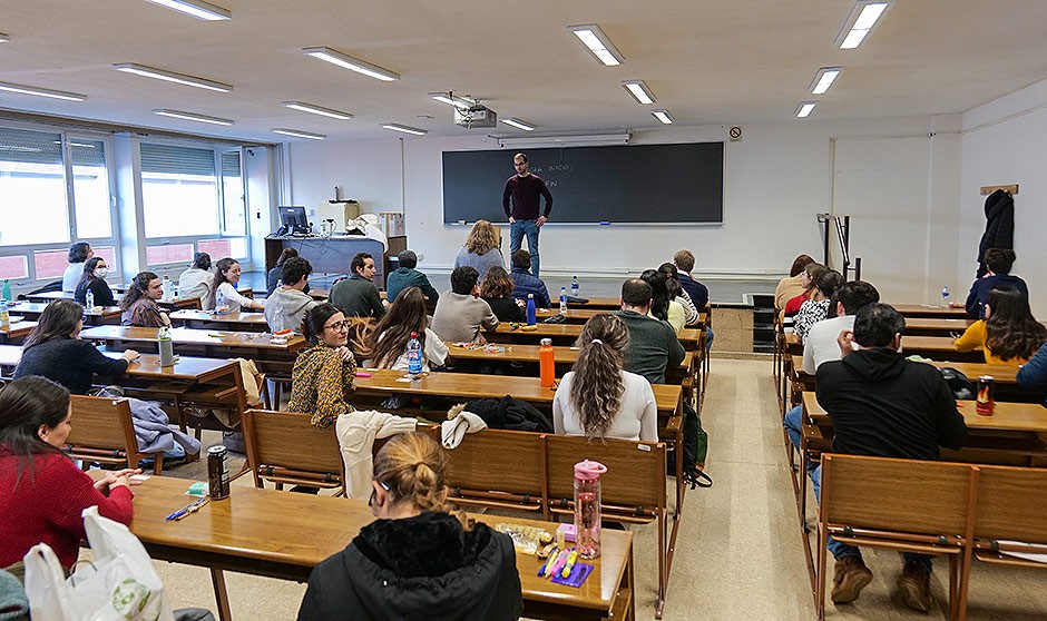 Cientos de personas se han agolpado en torno a la Facultad de Derecho de la UCM antes de comenzar el examen MIR 2023. 