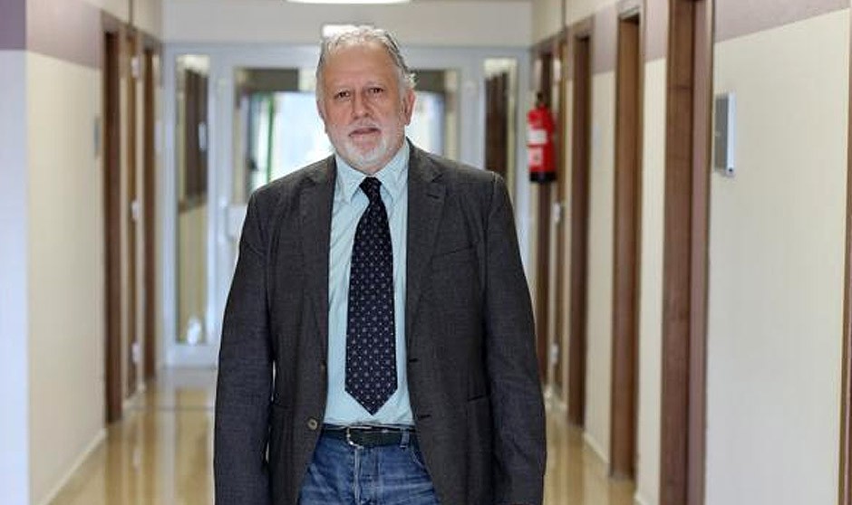 El médico Enrique González Fernández, exviceconsejero de María Jesús Montero cuando esta ocupó el cargo de consejera de Sanidad de la Junta de Andalucía, cuelga la bata